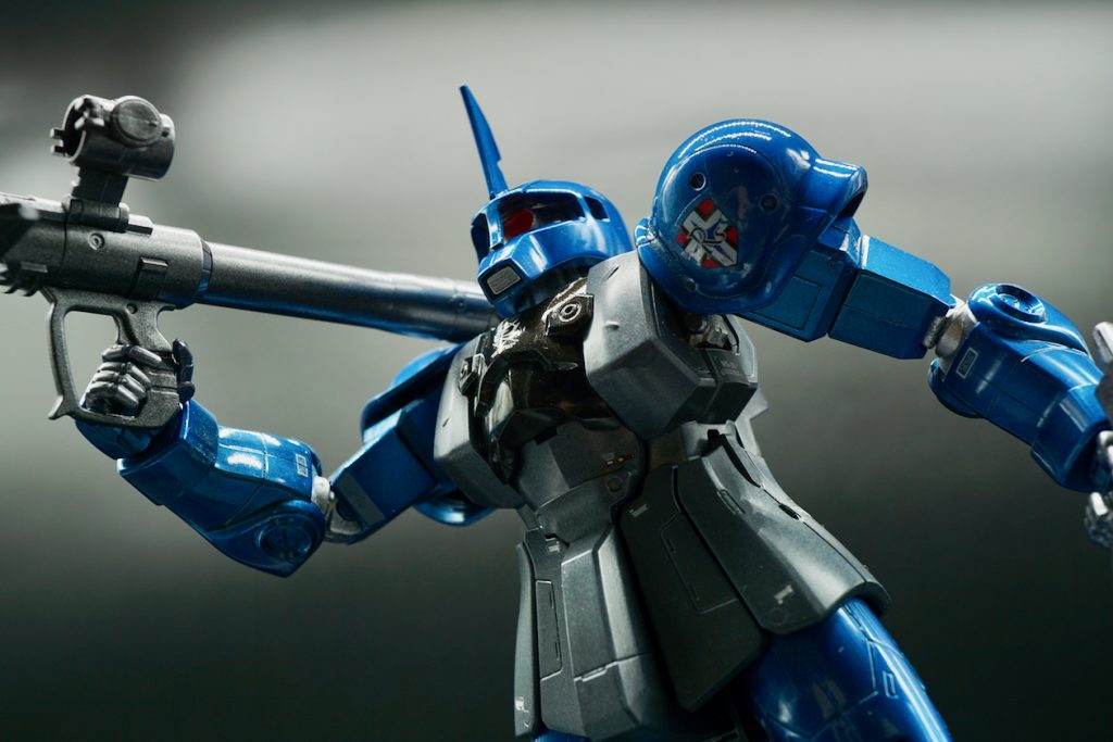 MGながら内部フレームの再現もなく各関節の可動域もver2.0ザクIIとは比べものにならないけど、組み上げてみると中々雰囲気のある懐かしい感じ漂う旧ザク。