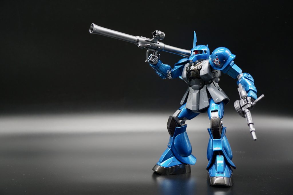 ボディーに比べて頭部がデカかったり、現代的なプロポーションでは無いけど、子供の頃に見たダサカッコ良い旧ザクの雰囲気がよく出ているナイスなフォルム。
ランバ・ラル専用ということで両ショルダーアーマーだったりブレードアンテナが付いていたり武装も特別で組んでいて中々面白かった旧ザクでした。