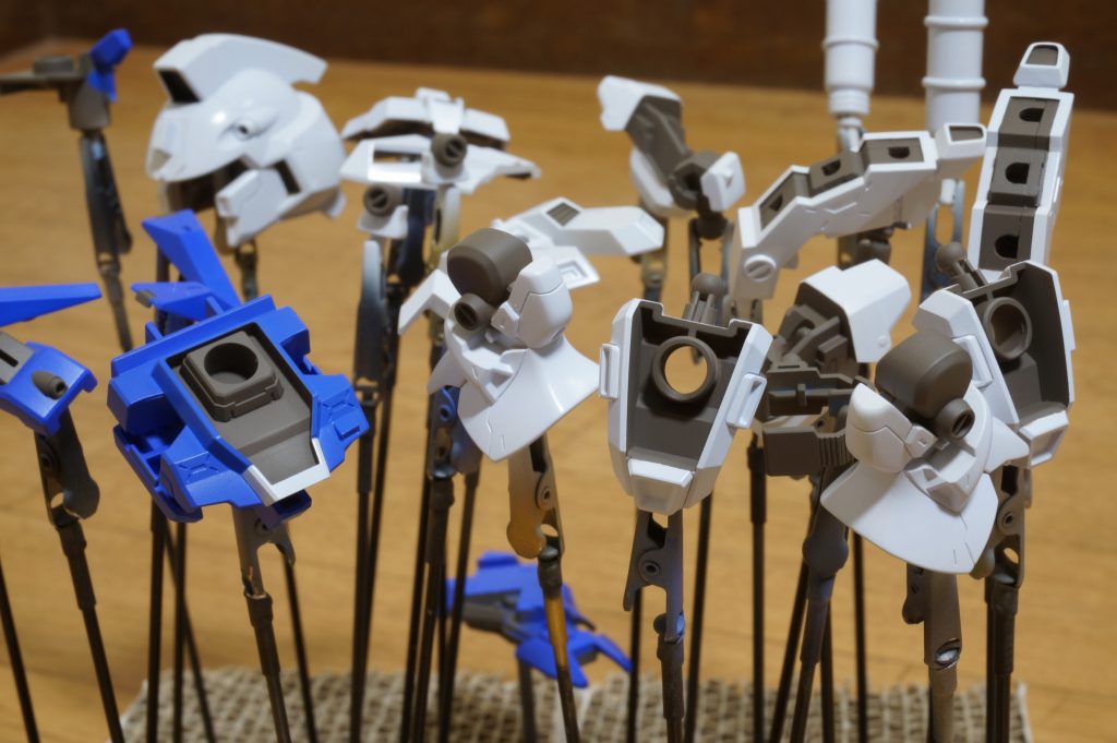 塗装中の写真。
ウォームグレーは装甲裏など塗り分けになる部分はエナメル塗料のエアブラシ吹きで、
はみ出た部分をジッポオイルで拭き取っています。