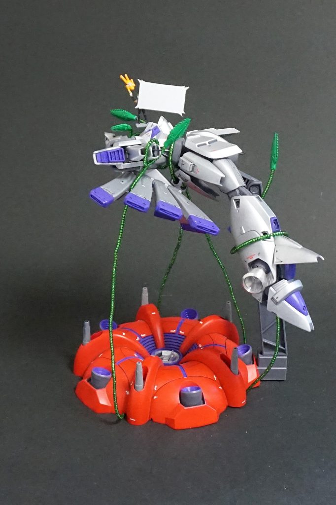 ラフレシアの触手にはビーズを1000個以上使ってます・・・