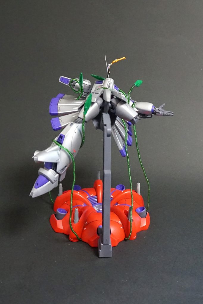 鉄仮面はMG F91 付属のものに MG ターンエー付属のロラン君の下半身や腕をくっつけて使用しています。