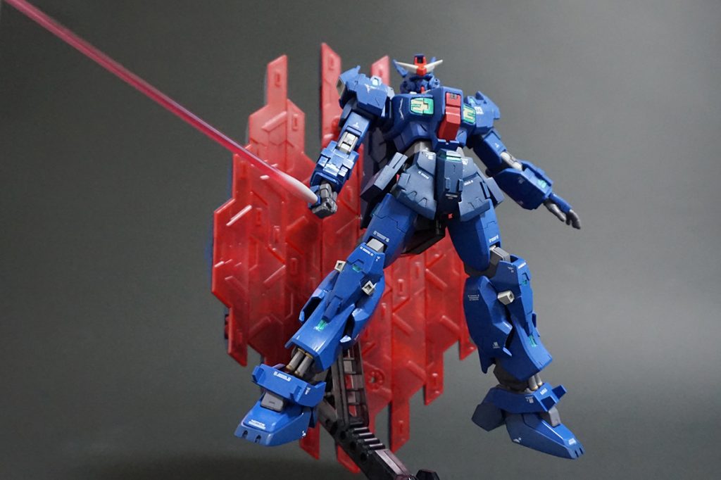 設定上の話ですが、ビームサーベルの持ち手がかなり短めです。