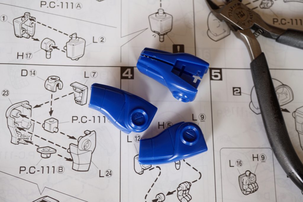 現在のMGのように全身フレームが再現されていないので腕や足はモナカな造り。子供の頃のプラモデルを彷彿させて組んでいてとても懐かしい気持ちに。