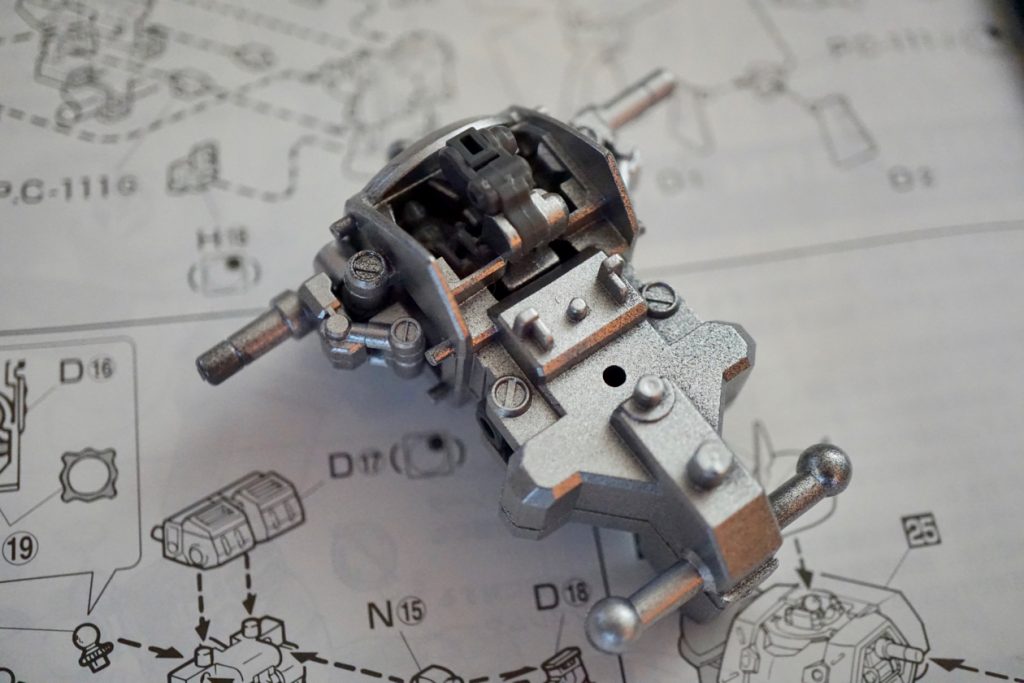 この旧ザクを組んでみて一番驚いたのが胸部と腰部が一つのパーツだった点。ザクIIver2.0だと胸部と腰部だけでもかなりのパーツになるので逆にこのシンプルさが新鮮。ただ腰がひねれないのでポージングはかなり制限される感じ。