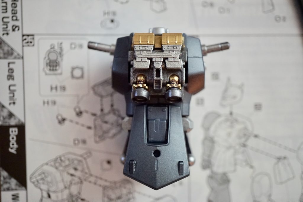 胸部と腰部の外装を組んだ状態。ボディー外装の青い部分はライトメタリックブルー。胸部と足の黒い部分はガンメタリック+スモーク。そして胸部&腰部には最近お気入りのカラーのタミヤTS-100 ブライトガンメタル・セミグロスで塗装。この部分だけセミグロスにしたのが良いアクセントに。