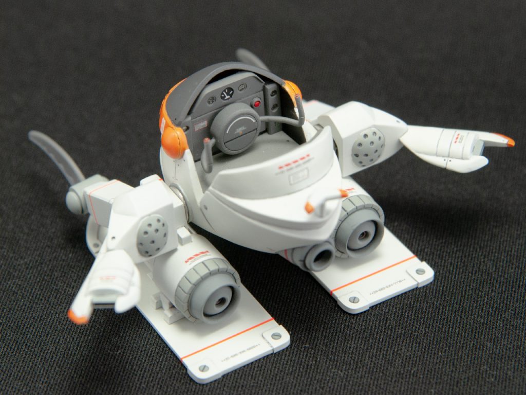 【コクピット】
奇面１号の内部にはご覧のように計器類とハンドル風のパーツを入れてあります。