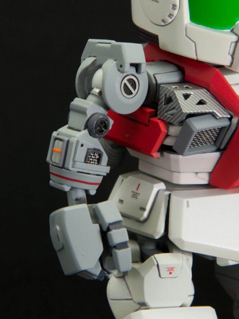 【右手と右胸部(1)】
上からカバーが付けられそうな範囲でディテールを追加。
金属パーツや質感の違うシールなどを用いて中の多種多様なパーツを演出してみました。