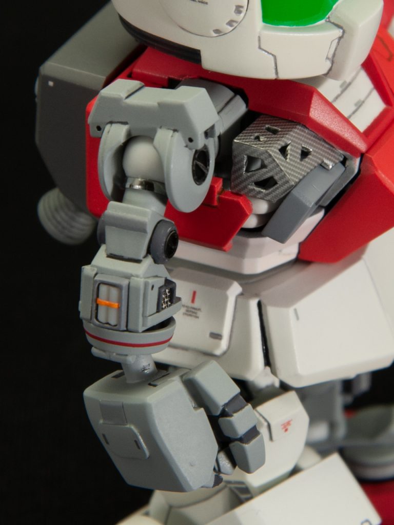 【右手と右胸部(2)】
ちょっと見にくいですが、胸部の排熱口の裏にはパイピングなどもしてみました。