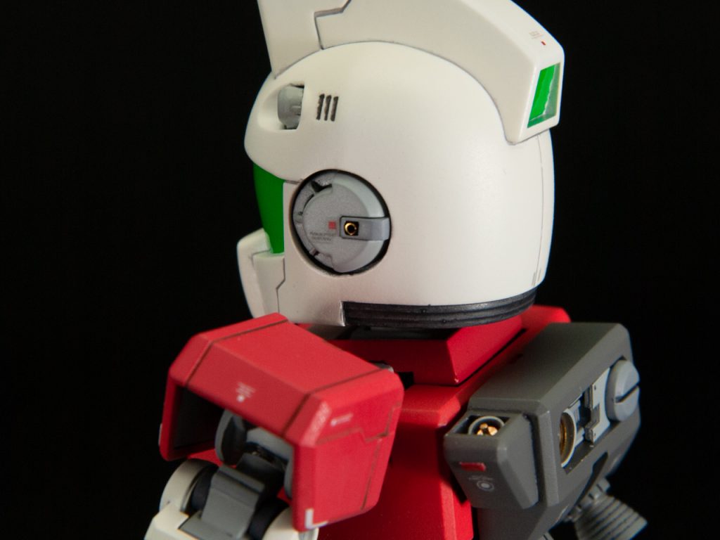 【左側頭部】
人で言う耳に当たる円状のパーツを削り落とし、中にそれらしいパーツを詰めてます。
頭部はそれ以外形状変更なし。