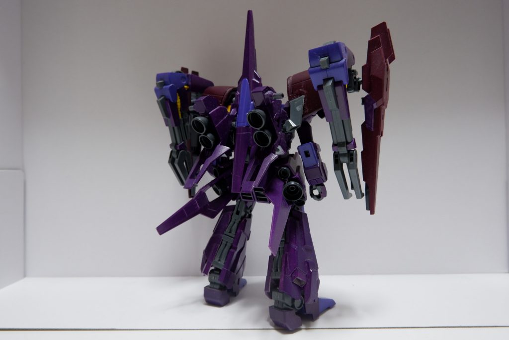 肩ユニットはバックパックからの支持アームに付いているので、リゼル本体の腕は肩ユニットの制限を受けずに自由に動かせます。