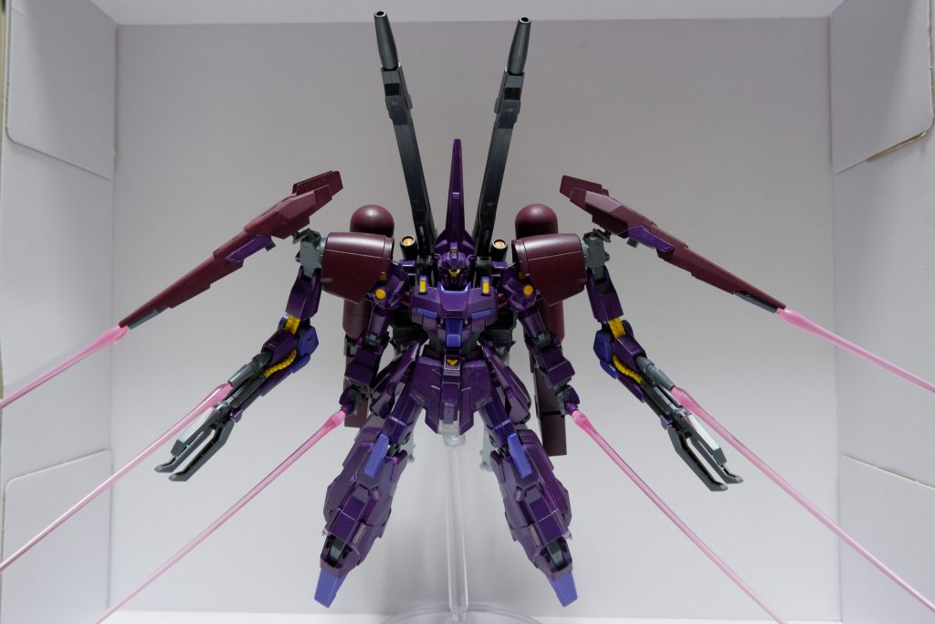 射撃主体の機体ですが当然ビームサーベルも装備。