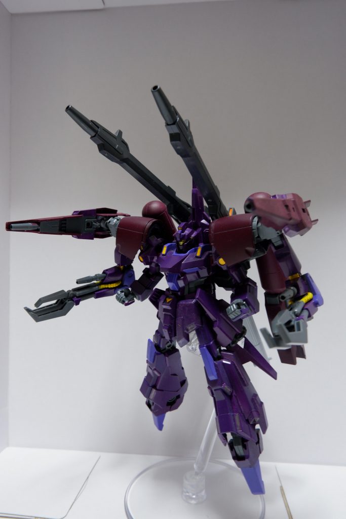 近中長距離それぞれの射撃武装を備え、滞空状態での射撃戦を基本としています。