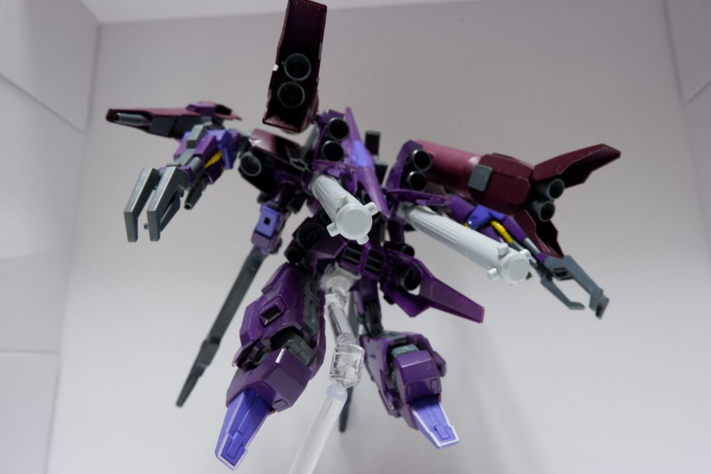 変形機構は残っているがMS形態でも充分な飛行能力を持つため、変形して運用することはまずない。
なので変形状態の写真はありません!
…本当は本体完成させたあと差し替え変形用パーツを作ってなかったから、変形させたくてもできない(笑)
