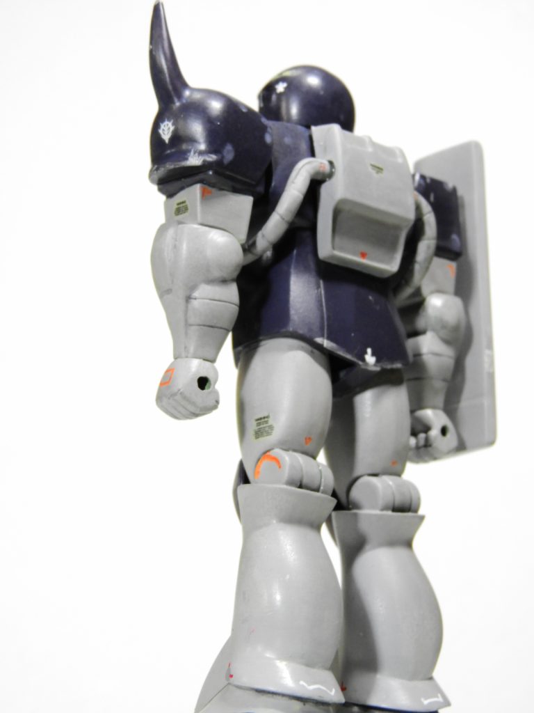 左肩はスパイク1本です