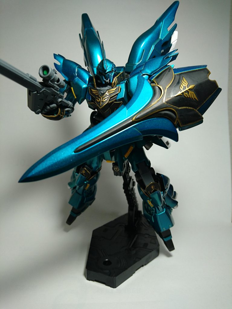 黒金部分はゴールドを塗装してから、エナメルフラットブラックで塗装しました。
その後に綿棒にエナメル溶剤を付けて、金色になる部分を拭き取りました。