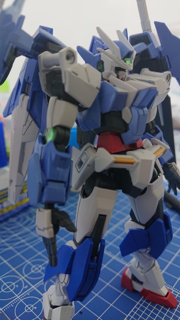 腰のソードはポロポロ取れる上に、持ち手部分がふにゃふにゃして直ぐに開くのでうっとおしいから両側とも外しています。
でかい剣2本あるんだから上等だろ(半ギレ)