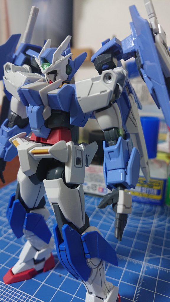 昨今のHGでは珍しく両方共にハンドパーツが充実してて好き。
両平手以外を全部無くしたので、もう二度と武器を持てないねぇ…
頭部メインカメラはトランスフォーマーでよく使われる集光ギミックを再現しようと頑張りましたが失敗に終わりました。
限定的な角度で光が差し込んだ時だけ光ります。
LEDを組込むなんて技術あるわけないダルルォ!?