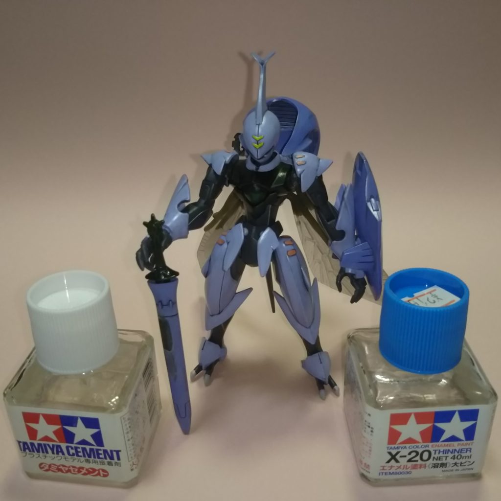 完成間近の一枚。
鞘にスミイレ用のエナメル塗料が垂れてしまい、エナメル溶剤を綿棒に付けて拭き取ろうとしたらタミヤセメント接着剤を擦り付けていました…塗装ががが…wΣ(-∀-；)
飲酒作業ダメ‼️絶対‼️一気に酔いが醒めましたわw(^_^;)
ちなみに左が接着剤、右がエナメル溶剤です。みんなも気をつけようねw
閲覧ありがとうございました‼️