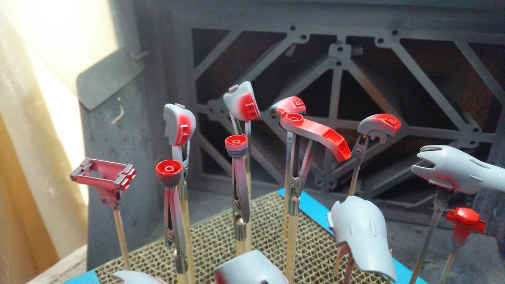 赤の塗り分け部分を先に塗装