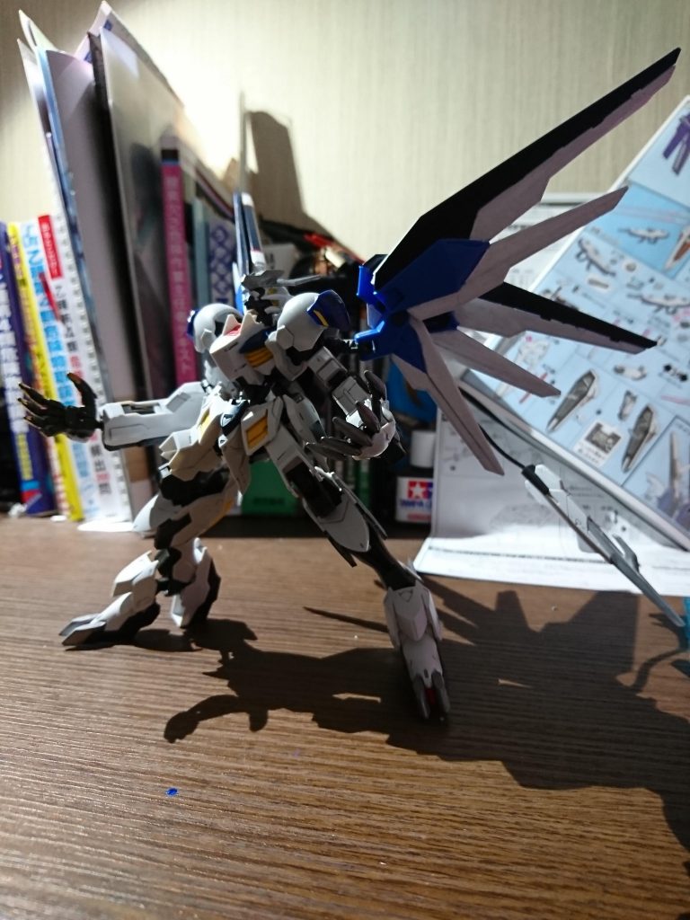 鉄血らしく接地状態で。
フェンリルってよりバフォメットとかガーゴイルっぽいとか言っちゃダメ