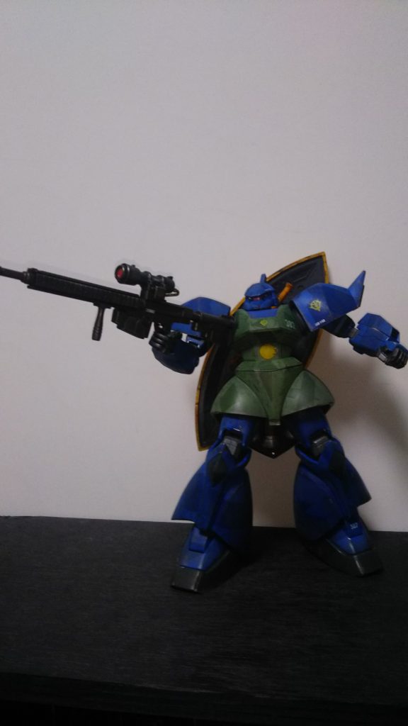 ガトー専用のビームライフルは長いですね。