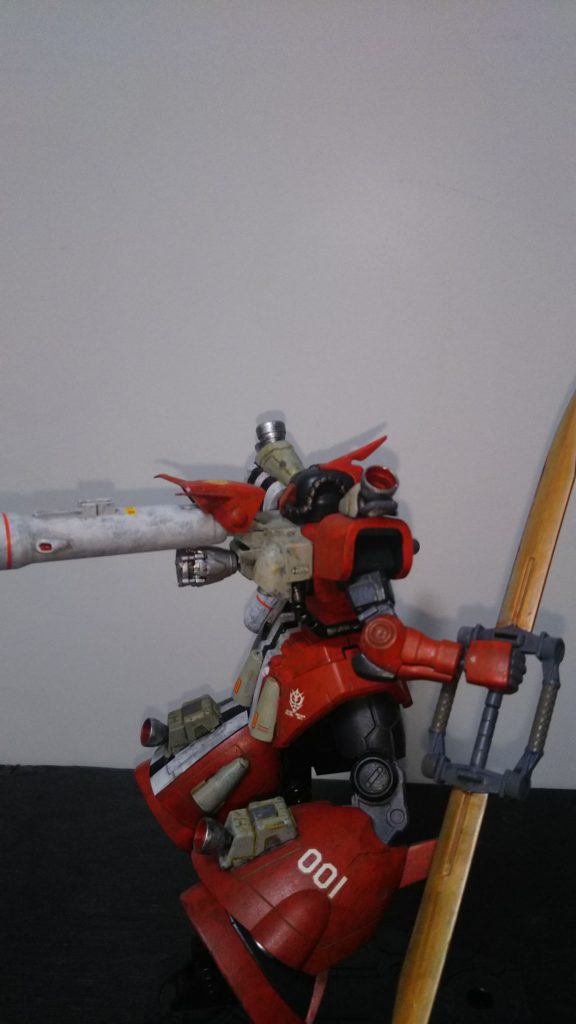 右後方より。肩部、臀部、脚部にバーニア増設。試験結果を持ち帰らなければ。