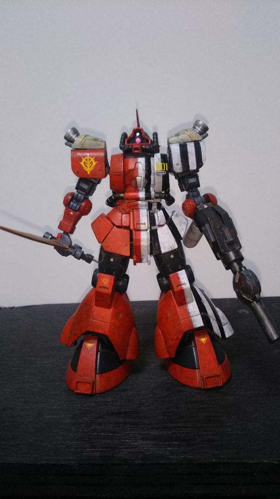 前面より、特徴の白黒塗り分けと赤！