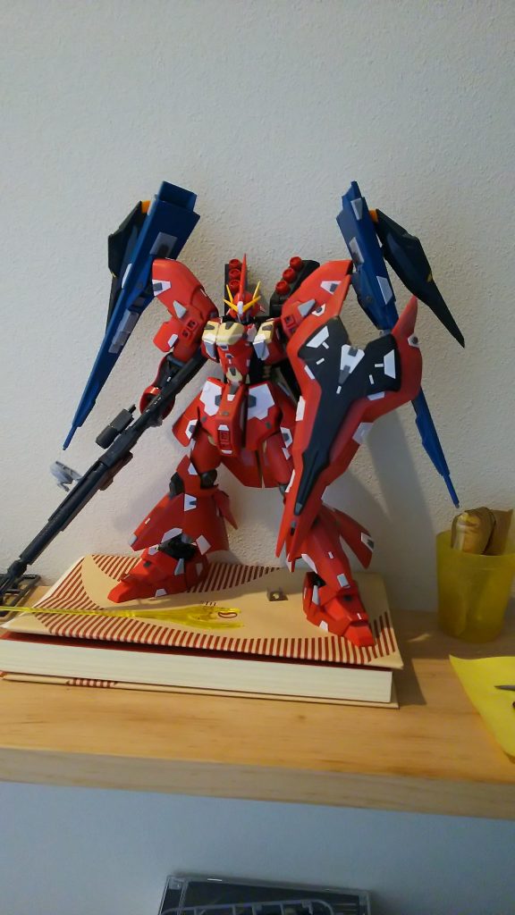 製作途中画像。本体のサザビーにもプラ板やディテールアップパーツを貼り込んでいます。
一部曲線で構成されたパーツをエポパテで直線形状に修正しています。