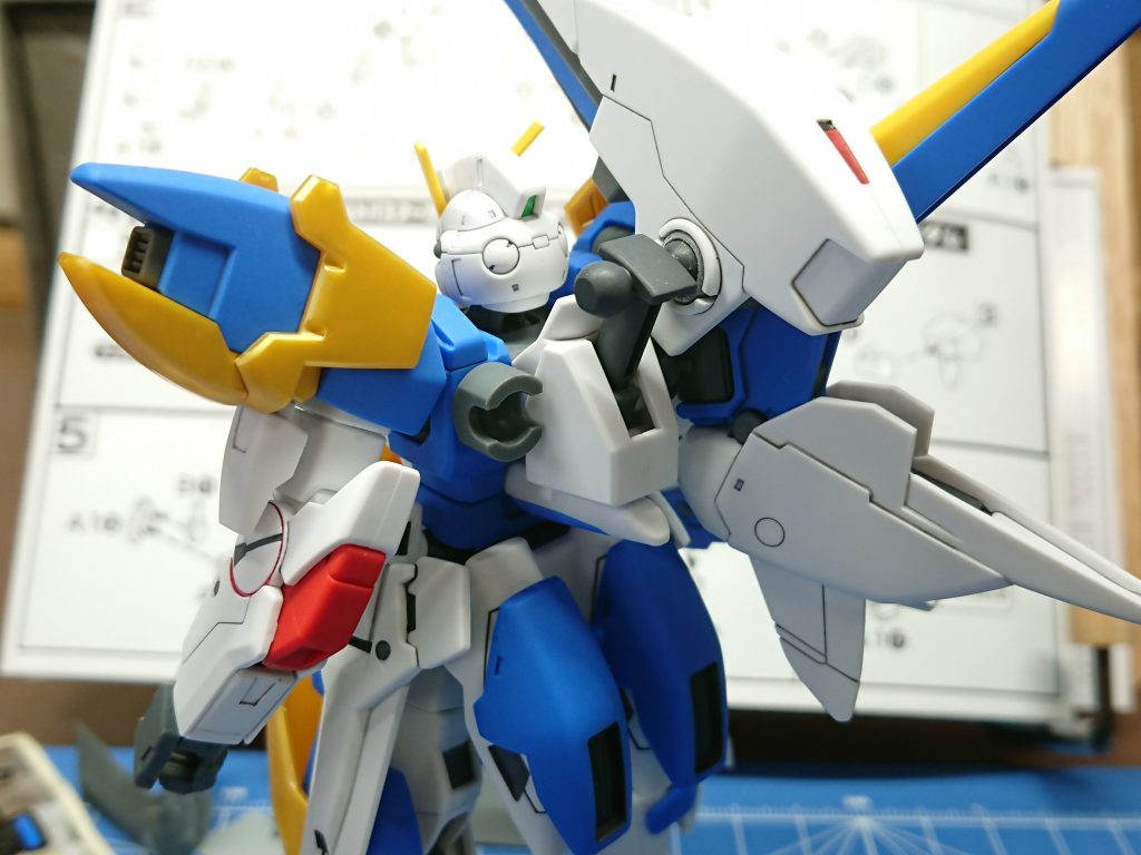 V2の背面にボールデンアームアームズの受けとなるパーツを埋め込み、ミノフスキードライブを接続、ビームキャノン/ポッドの基部をミノフスキードライブに干渉しないよう加工し接続パーツも幅を詰める、といった作業をしました
かなりゴリ押しです(笑)