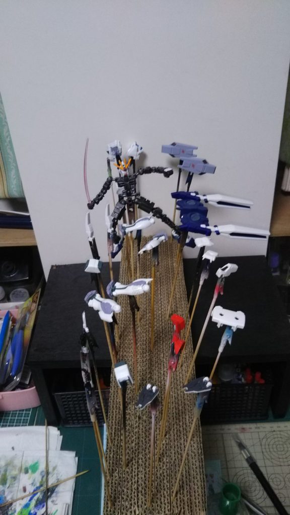 部分塗装、デカール貼り作業中、はみ出しは成形色を生かすのでちょいカッターで削り。