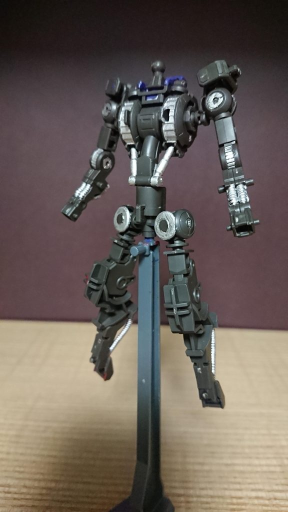 シルバーで部分部分を塗りました。