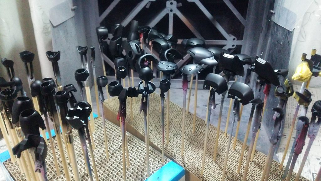 前パーツ黒サフで下地作り