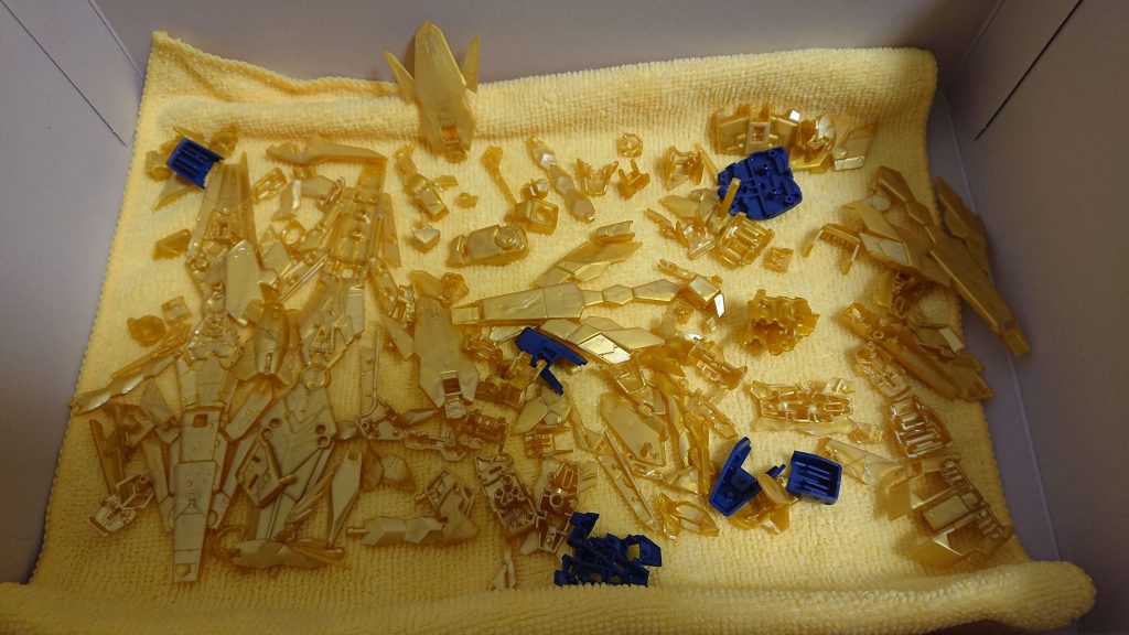 黄色いタオルの上に洗ったパーツを置いてしまい
後悔する