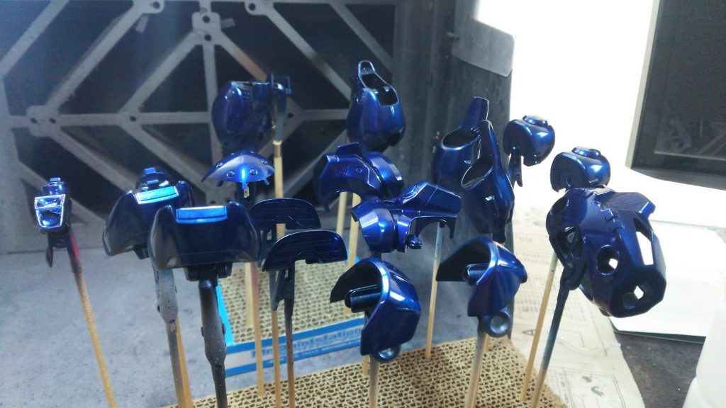 外装はメタルダークブルーにディープクリアーブルーを重ねてキャンディ塗装