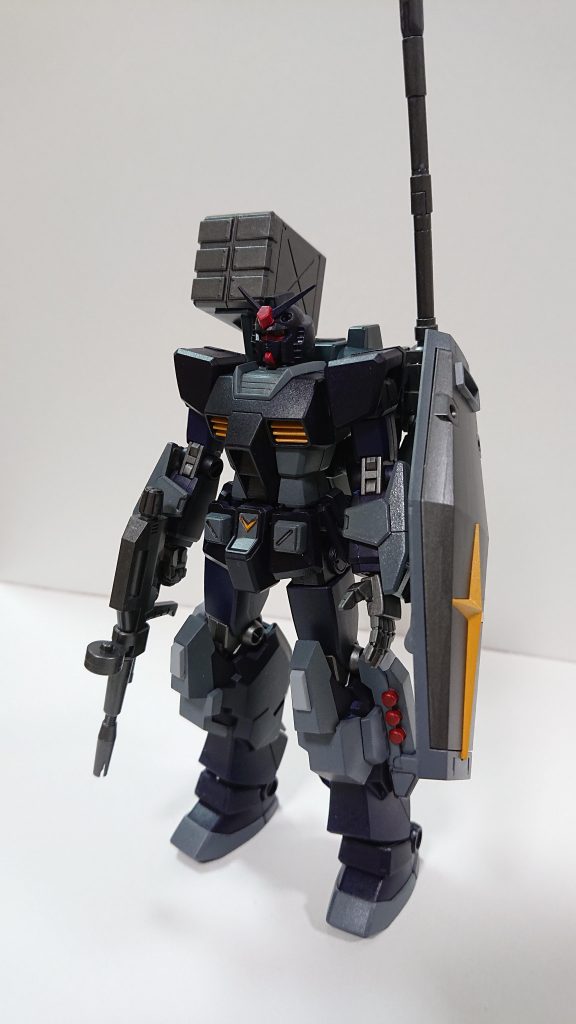 全塗装終了後の状態。ウェザリングやダメージ加工する前です。あ、フロントスカートのディティールアップパーツこっちの写真のが分かりやすいですね💦
塗料はファレホエアーをエアブラシで吹きました。ただ、コンプレッサーの圧力不足で吹くのが難航しました…。