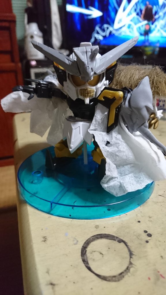 ほねほねザウルスのパーツに溶きパテを塗りフェイスマスクはパテで骸骨の歯を形成しましたマントはティッシュを使用
他にEXスタンダードのデスサイズのパーツや鳳凰ノ型の肩パーツはEXスタンダードのエクシアと大将軍のパーツで製作しましたm(_ _)m