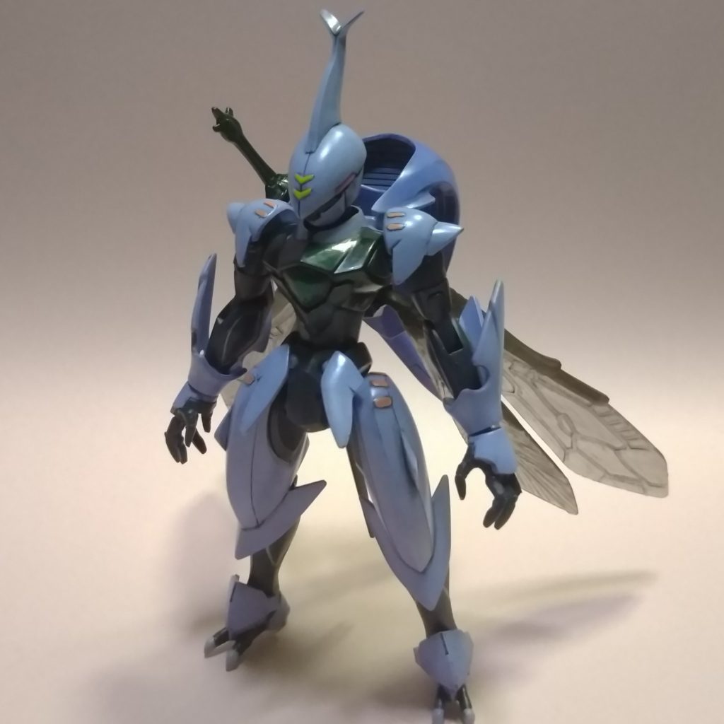 元々はファルシアに翅を付けて、ピーターパンのティンカーベルとか、SAO(ALO)のリーファみたいなフェアリー的な物を作ろうとHGダンバインの翅を付けてみたのですが、生物的なリアル造形過ぎてイメージに合わず、どうしようコレ…と悩んだ末に『南無三‼️』とダンバインの頭上半分をファルシアにかぶせて完成した作品ですw(^_^;)