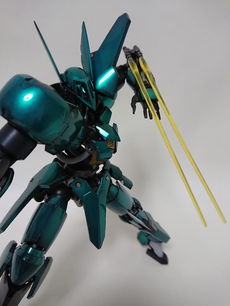 鉄血世界にはなかったビームサーベルを追加しました。
ビルドファイターズの世界なら他作品のライバル機体にも通用するだろう？

肩アーマーを変えたおかげで腕も大きく振り上げることができました。