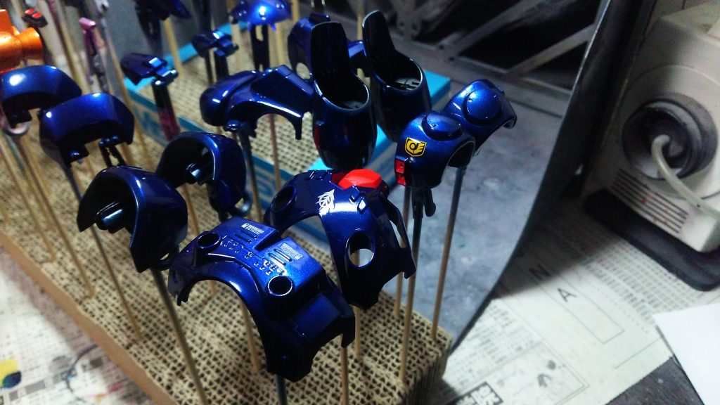 装甲パーツにスーパークリアーⅢ、手足のシルバーにEXフラットクリアーで仕上げ