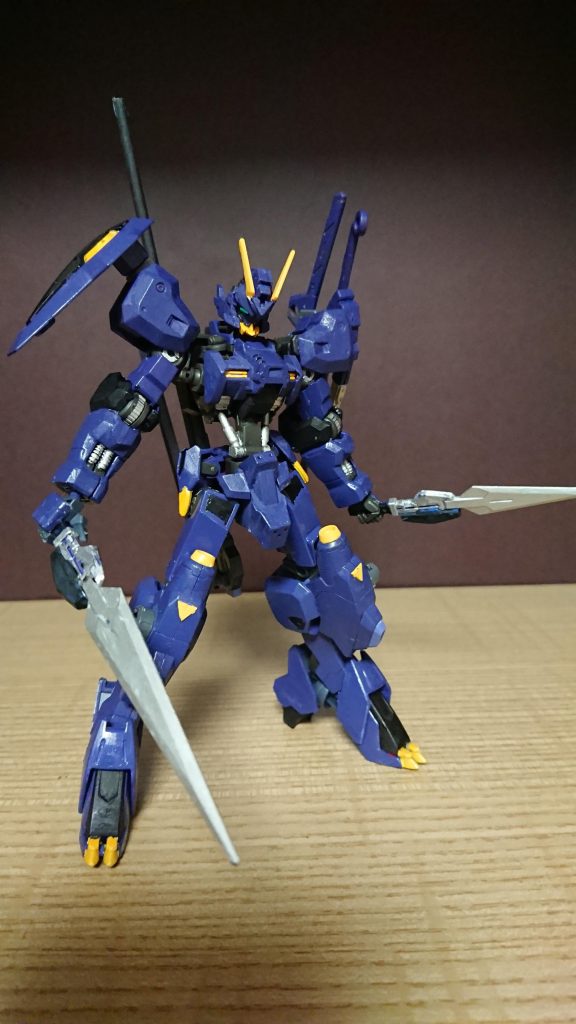 GNロングブレイドとGNショートブレイドをエクシアから貰いました、脚部に装備されてます。