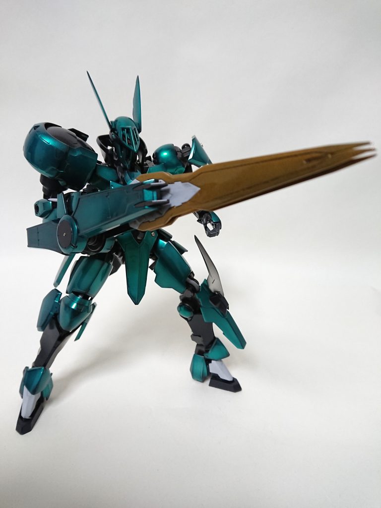 ヴァルキュリアバスターソードIIと名付けます(笑)
2枚刃でシールドに取り付け、伸縮して収納もできます。
金色は少し失敗しました。

左膝にはヒートブレード。