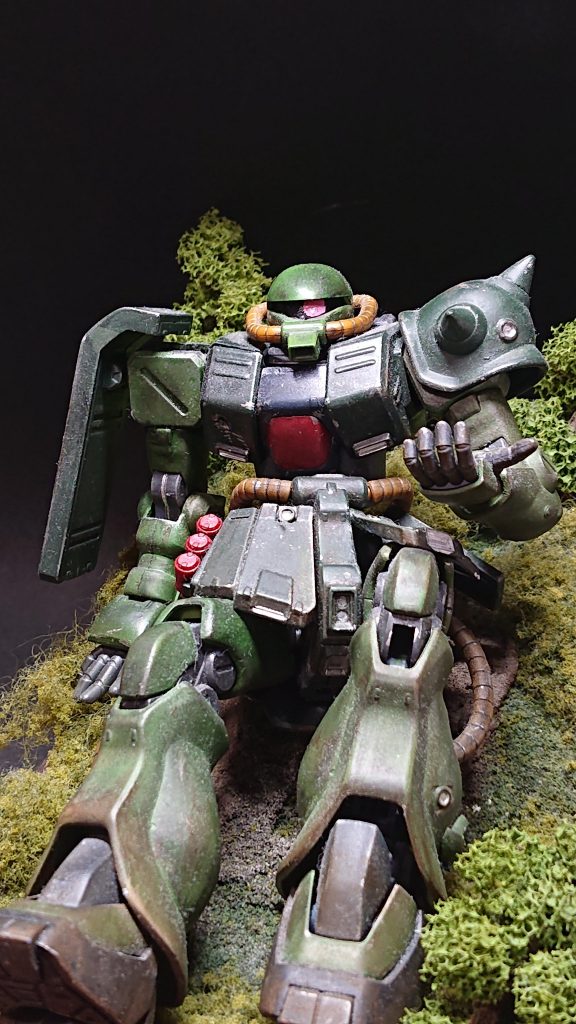 モノアイは筆塗りですがちょっと右に描いて、アルを見ている感じにしました。