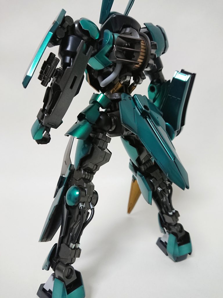 ふくらはぎのエネルギーケーブルはリード線とメタルパーツに変更。
左腕裏にサブシールド、複数のシールドで小回りを効かせたつもりです。