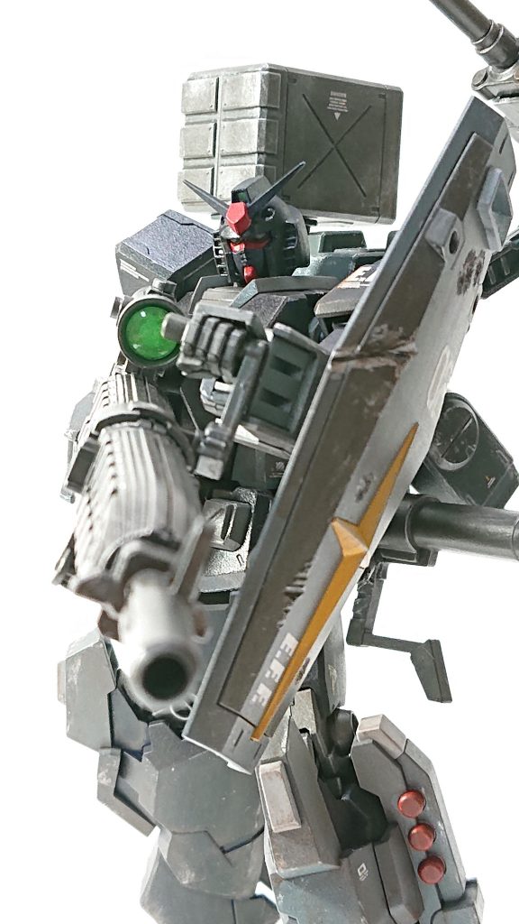 メインのライフルはガンダムエースの付録のやつです。スコープ内部をシルバー塗装した後市販のクリアパーツをちょい足ししています。