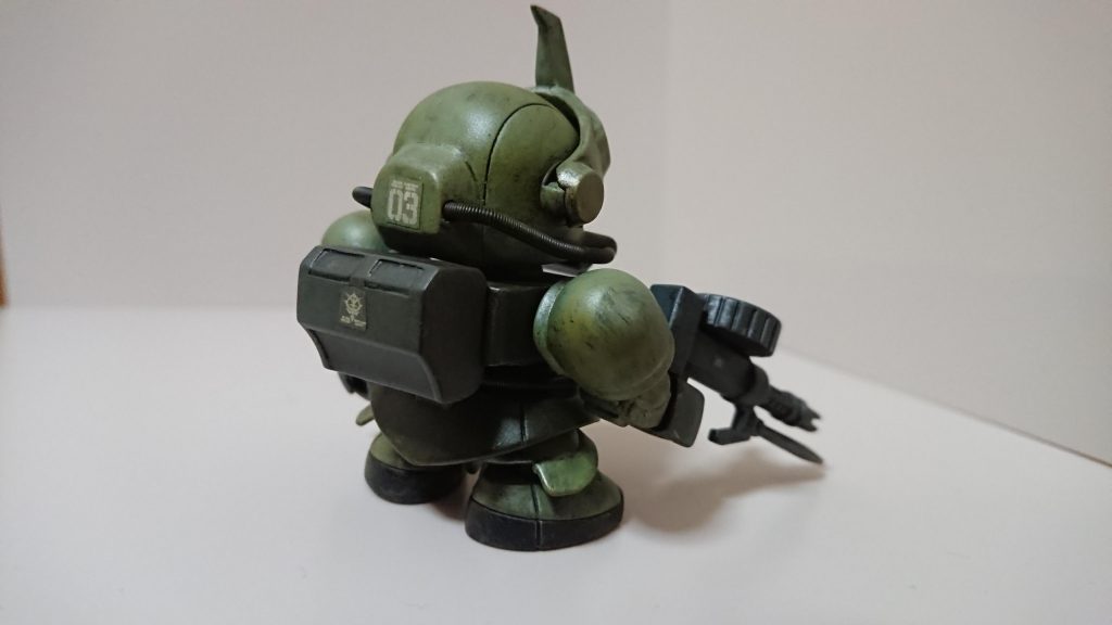 後
合体機構をなくして、肉抜き穴を埋めて、塗装はガンダムマーカー筆塗りと汚し、マーキングはHGヴァッフの物を使ってます。