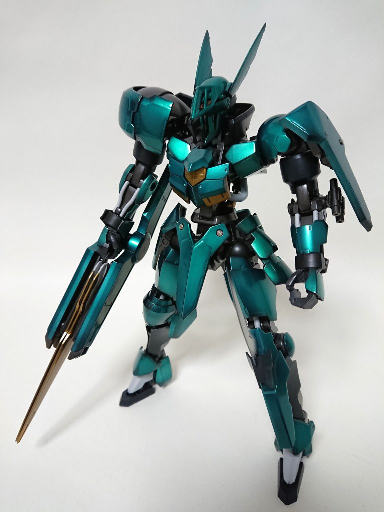 右側は質量攻撃、左は俊敏でテクニカルな戦術をテーマにアシンメトリーにしました。

左肩を腰アーマーのパーツを置き換えてザクのショルダーシールドみたいにしてみました。他もジャンクパーツから移植。
因みに仮面は前回作ったリナーシタの膝パーツから。

因みに全てのパーツは元の姿に戻せます。