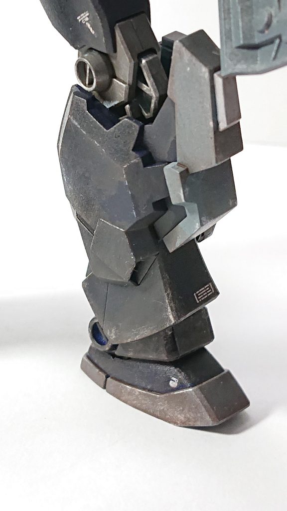 足は迷った結果バランスを見て、ファーストを使っています。そのままだと接続できなかったので、ジェスタキャノンの足首ジョイントダボ穴にプラ板を足して、ファーストの足に合うポリキャップを付けられるようにしました。