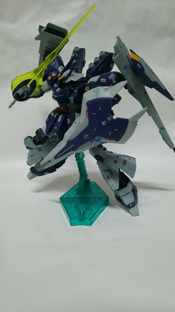 サザビーと同じくビームトマホークにて格闘戦も対応可能。