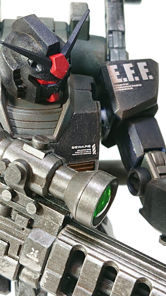 分かりにくいと思いますが、地上戦仕様なので地面に近い部分ほど塗装の剥がれや土汚れを強くしてウェザリングしています(>_<)肩や胸は軽め…のつもり。デカールはガンダムデカールと他社さんのを混在。