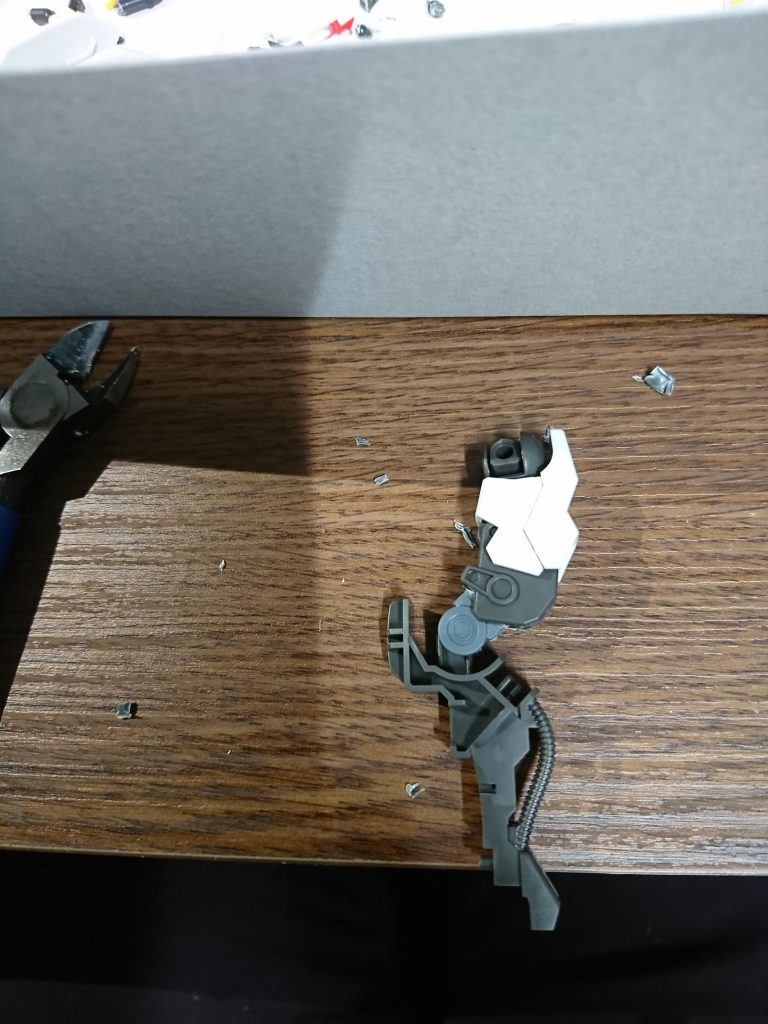 より悪魔らしくしたいと思って逆関節に。
関節の間にBDオプションパーツに入ってた関節パーツを削って挟んでるだけの結構無茶な接続。
他の方法模索中。